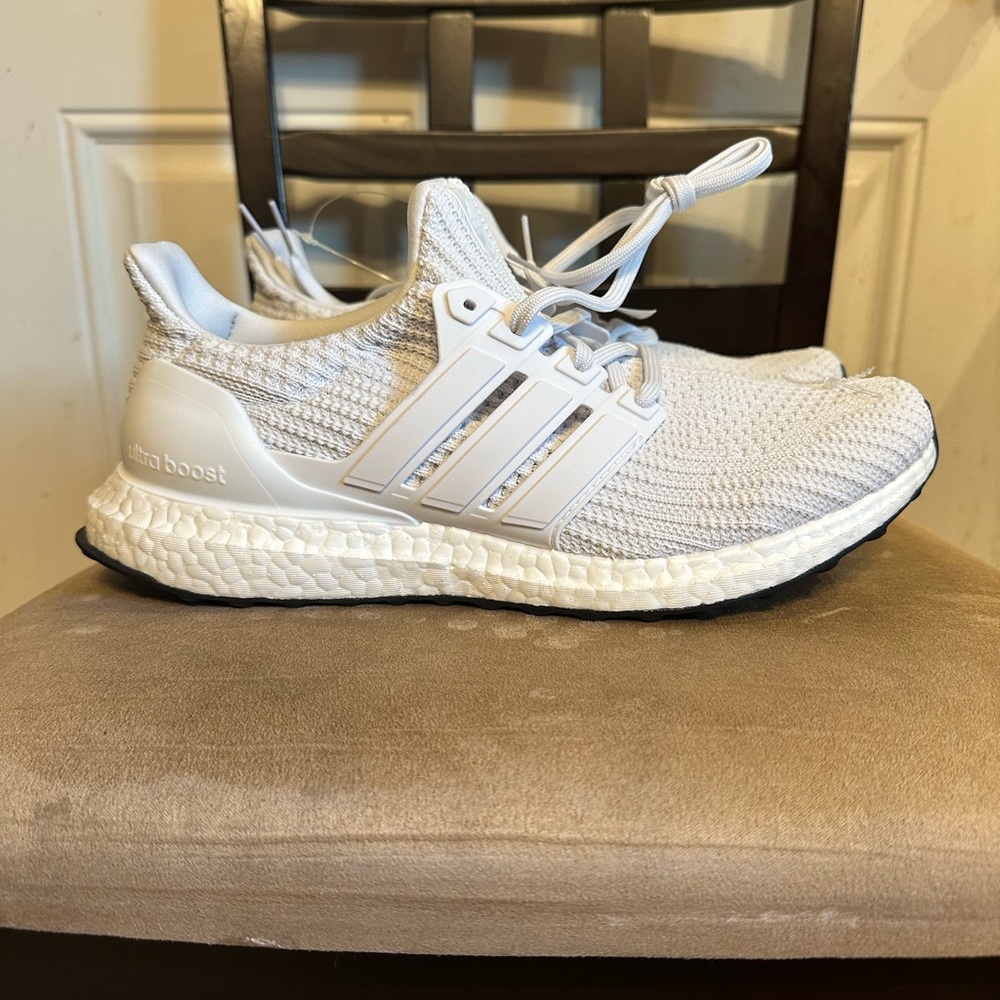 Brand New men’s Adidas ultra boost 4.0 DNA CLOUD White size 8